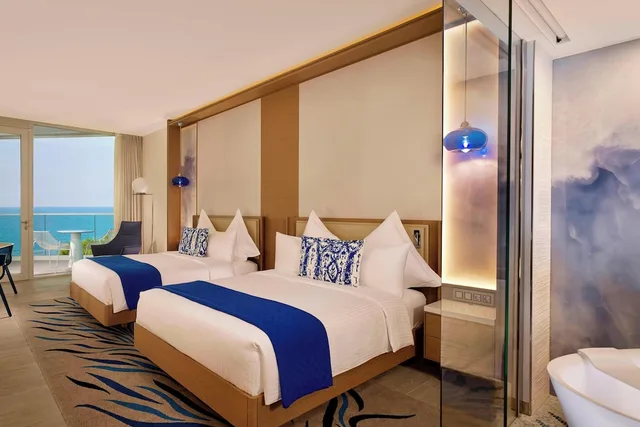 غرفة ديلوكس بسريرين منفصلين بشرفة بإطلالة جزئية على البحر، Paragraph Resort Spa Shekvetili Autograph Collection 4/6