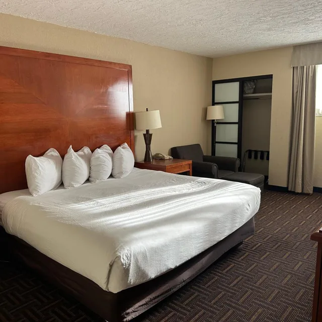 غرفة بسرير كينج وسرير كوين، Wyndham Garden Medicine Hat Conference Center 1/7