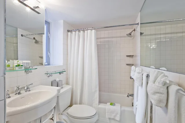 Plaza, Deluxe, Suite, King Bed, Accessible، State Plaza Hotel 2/3