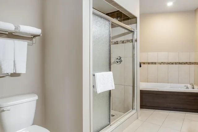 جناح بسرير كينج مع أريكة بمنطقة جلوس بمطبخ صغير، Best Western Plus Bridgewater 6/7