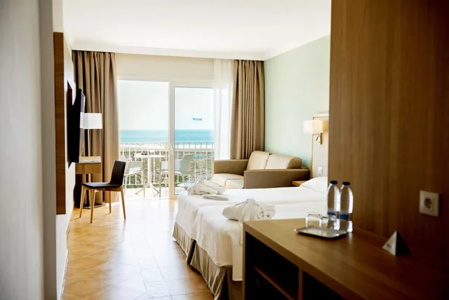 غرفة بإطلالة على البحر مفردة بسرير مزدوج، R2 Buganvilla Hotel and Spa 1/2