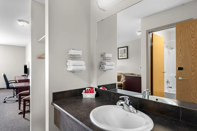 غرفة بسرير كينج، Surestay Plus Hotel By Best Western Hardisty 3/4