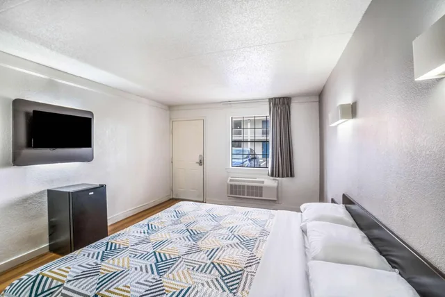غرفة بسرير كوين، Motel6 Dallas, TX - Market Center 2/10