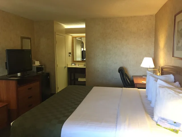 غرفة بسرير كينج، Days Inn & Suites By Wyndham Albuquerque North 7/10