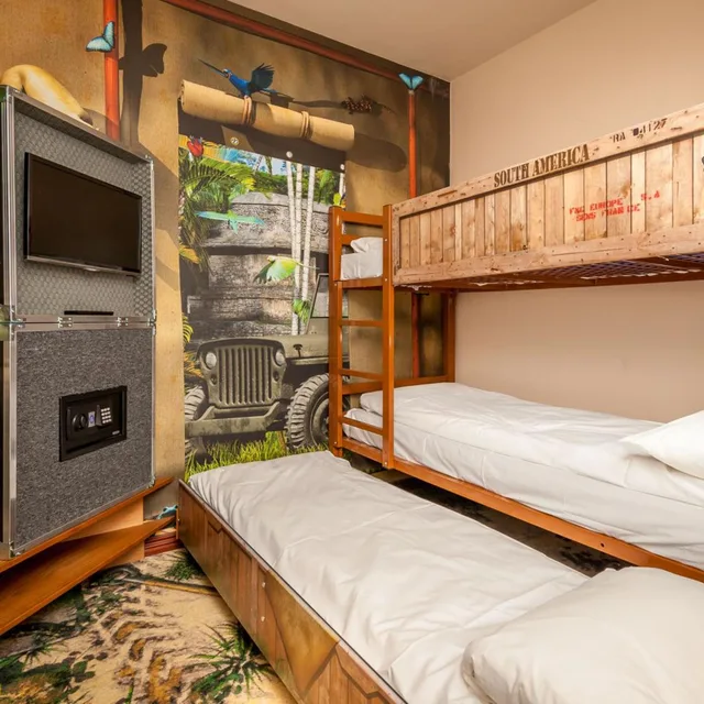 AZTECA Discovery Family Room، Chessington Resort Hotels 3/9