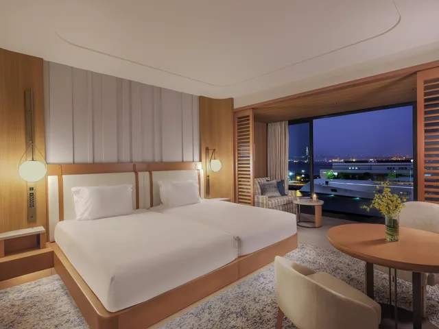 غرفة كلاسيكية بسريرين منفصلين بإطلالة على المرفأ مع دخول صالة النادي، Intercontinental Yokohama Pier 8 2/4