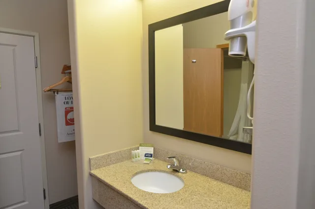 جناح بسرير كينج، Americinn By Wyndham Des Moines Airport 2/3