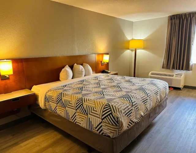 1 King Bed - Non-Smoking, Micfridge، Motel6 Forrest City, AR 6/8