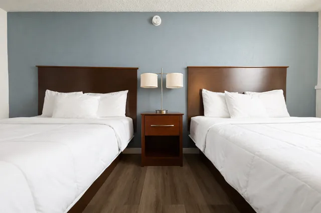 غرفة بسريرين كوين، Hotel 8 Fergus Falls 1/5