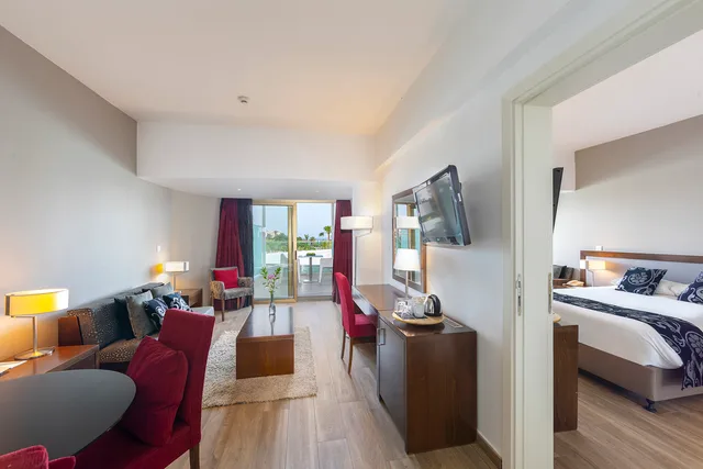 غرفة مزدوجة سوبيريور بسريرين منفصلين بإطلالة على البحر، Crystal Springs Beach Hotel 5/7