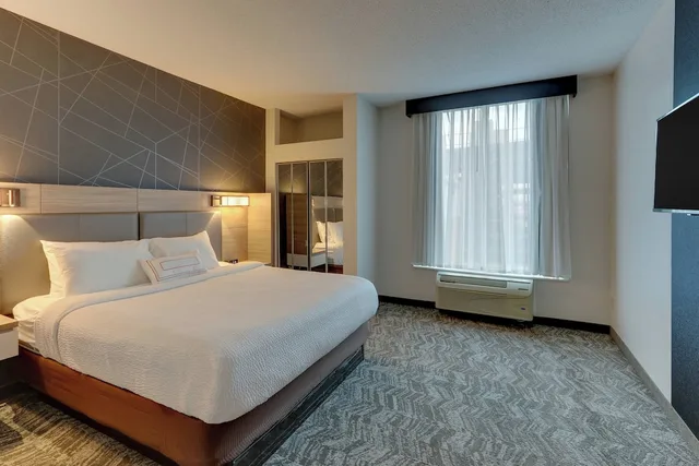 جناح بسرير كينج بغرفة نوم واحدة مع أريكة، SpringHill Suites Birmingham Downtown at UAB 1/2