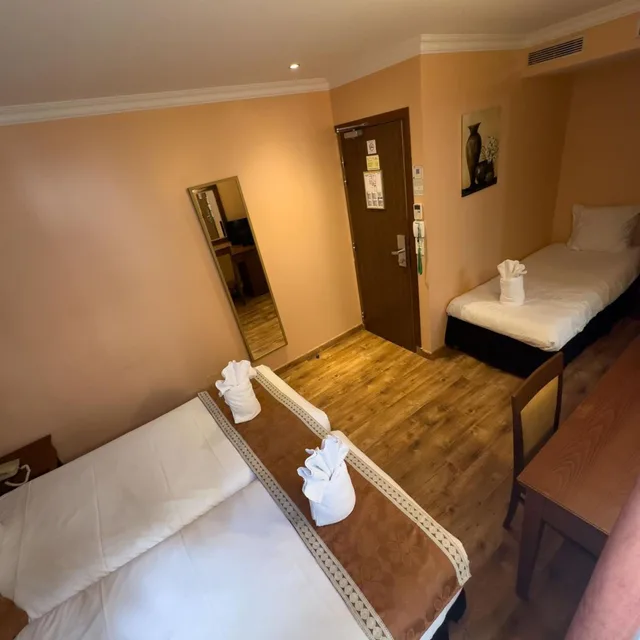 غرفة ثلاثية، 121 Hotel Paris 4/10