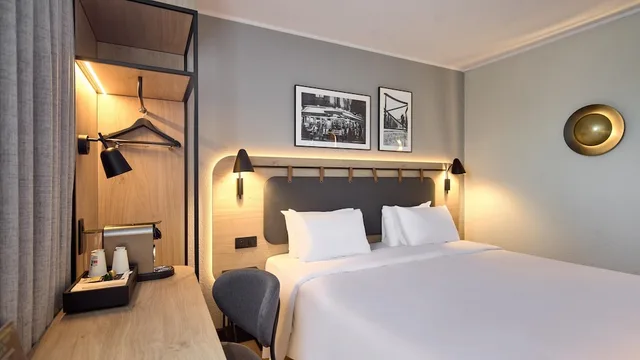 Superior, King Bed, CAMPANILE VILLEJUIF 2/8