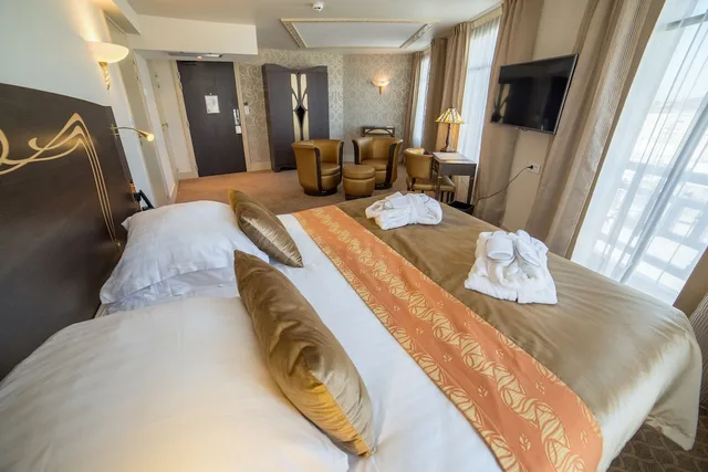 جناح جونيور بسريرين كوين، Hotel Jehan de Beauce 1/10