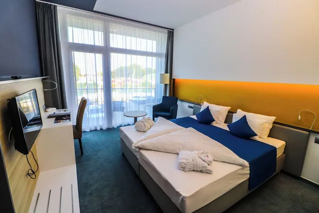 غرفة سوبيريور بسرير كينج بإطلالة على البحيرة، Hotel Yacht Wellness & Business 1/5