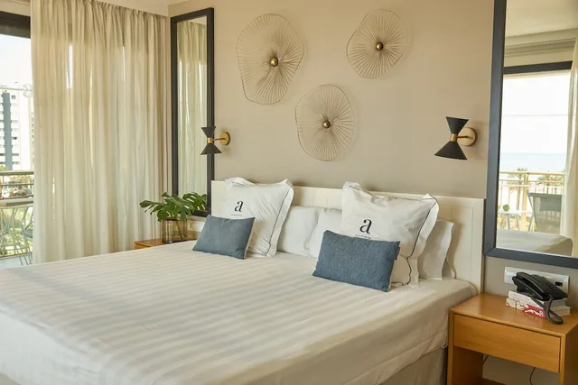 غرفة بانورامية بسرير كينج بإطلالة على البحر بشرفة، Almirante Hotel 1/3