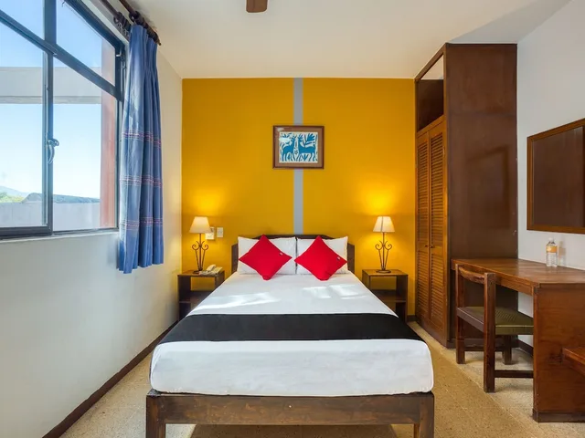 غرفة قياسية بسرير مزدوج، Capital O Parador Crespo Hotel, Oaxaca 1/4