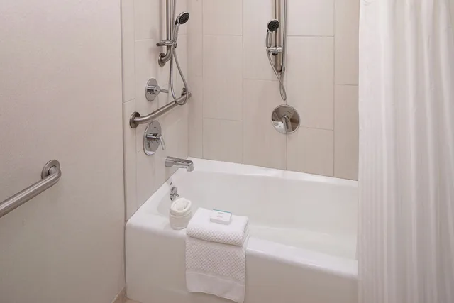 جناح بسرير كينج لذوي الإعاقة، Embassy Suites by Hilton Boston Marlborough 2/3