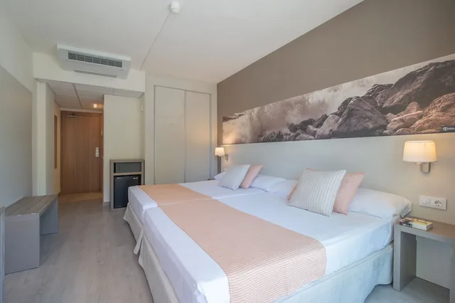 غرفة بسريرين منفصلين بشرفة، Salou Sunset by Pierre Vacances Adults Only 3/8