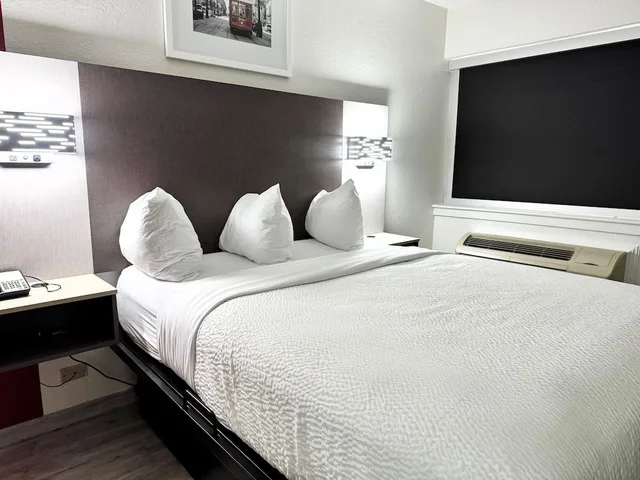 Room, Queen Bed, Exterior Entrance، Ramada By Wyndham Tuscaloosa 2/10