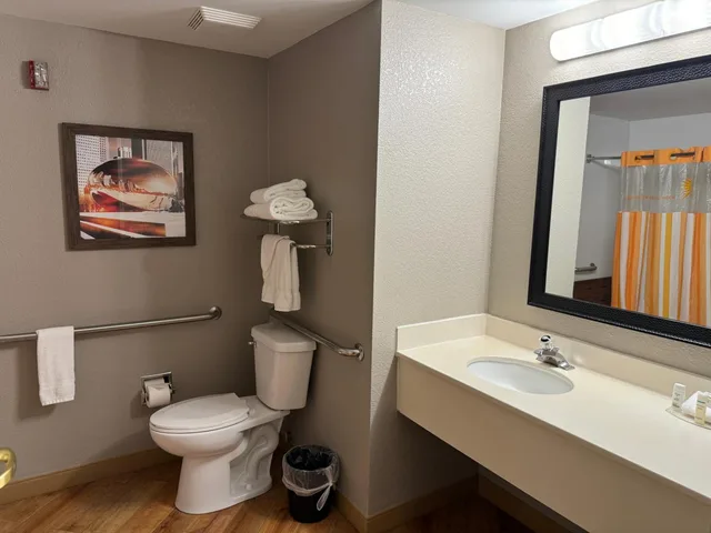 Deluxe, Suite, King Bed, Sofa, Accessible, La Quinta Inn & Suites by Wyndham Bannockburn-Deerfield 3/4