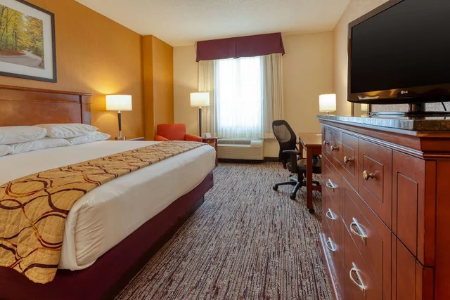 Room, King Bed, Drury Inn and Suites Northeast Indianpolis 2/5