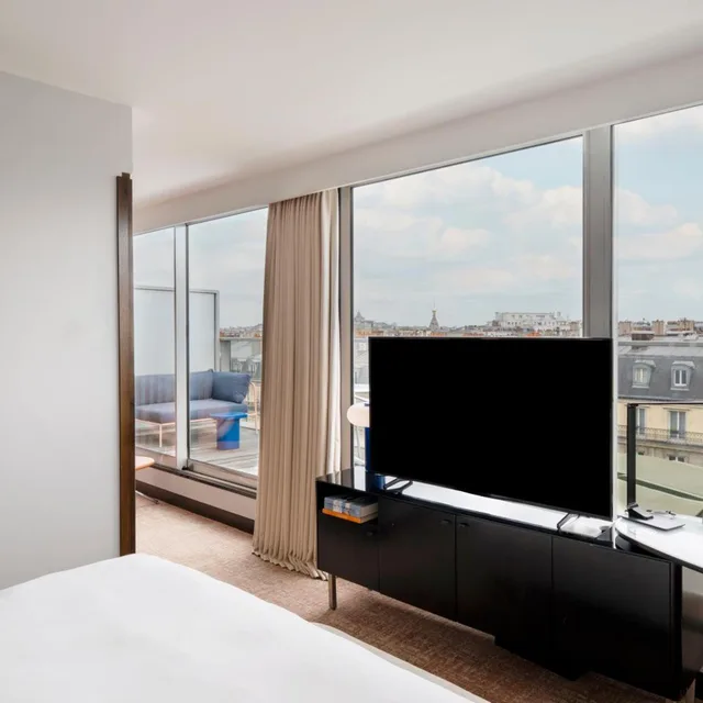 City, Eiffel View, Terrace، Renaissance Paris Arc de Triomphe Hotel 9/10