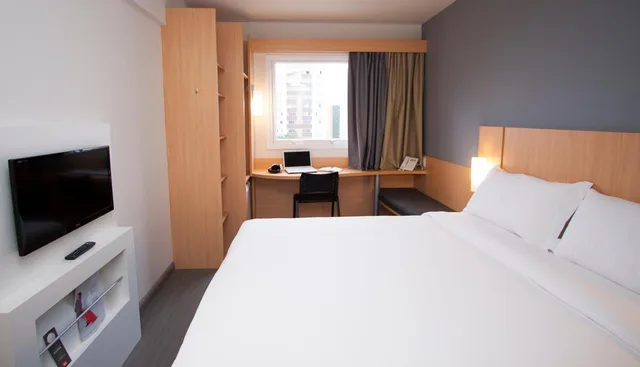 Standard, 1 Double and 1 Single Bed, with Child Extra Bed، Ibis Cascavel 1/2