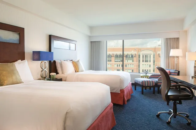 غرفة بسريرين مزدوجين، Renaissance Boston Waterfront Hotel 1/3