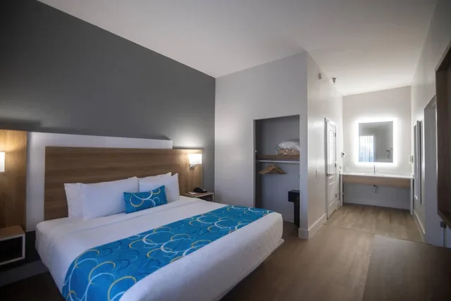 Upgrade, Suite, King Bed، Clarion Inn and Suites Central Clearwater Beach FL 3/7