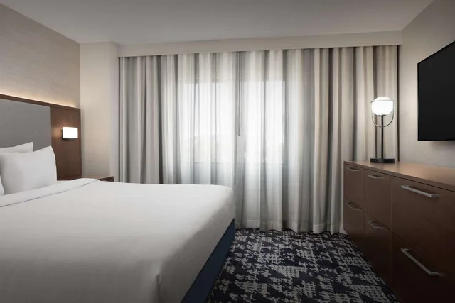 جناح بسرير كينج بغرفة نوم واحدة بحوض استحمام لذوي الإعاقة، Embassy Suites by Hilton Dallas Near the Galleria 1/3