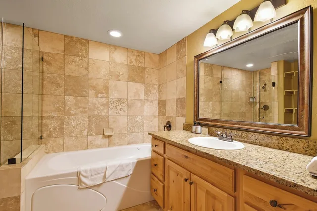 2 Bedrooms, Condo, Silver, Lodge, 1 King and 2 Queen Beds, 2 Queen Beds, Sofa، Silverado Lodge 7/7