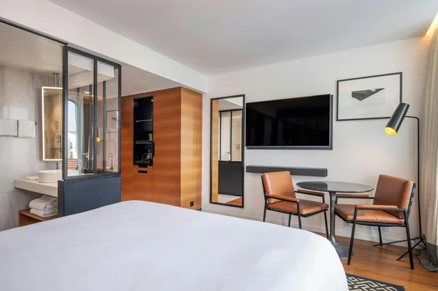 غرفة بسرير كوين بإطلالة على المدينة، Renaissance Paris Republique Hotel 1/10