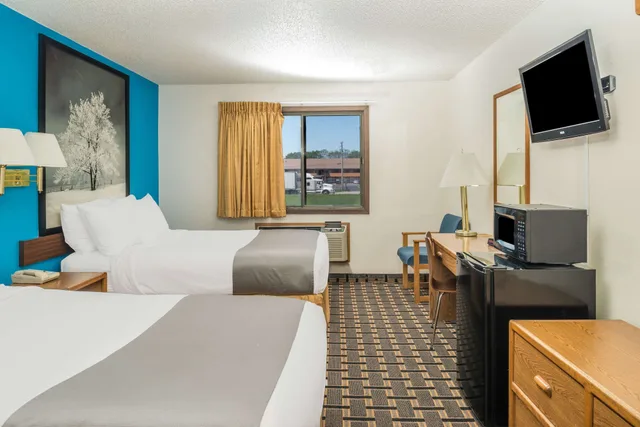 غرفة بسريرين مزدوجين للمدخنين، Super 8 By Wyndham Lincoln West 1/4