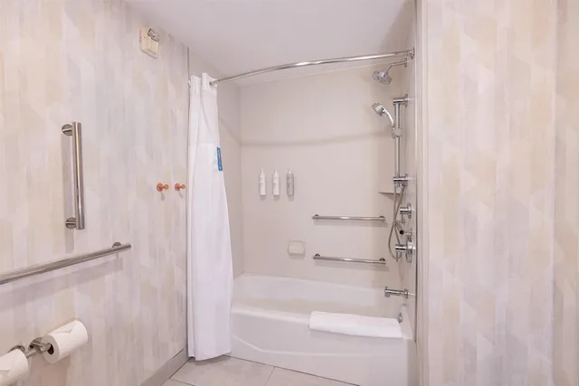 Room, King Bed, Bathtub, Accessible, Hampton Inn Lawrenceville Duluth 7/7