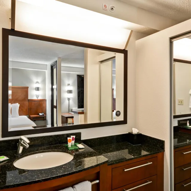 غرفة بسرير كينج مع أريكة، Hyatt Place Baton Rouge Interstate 10 5/7