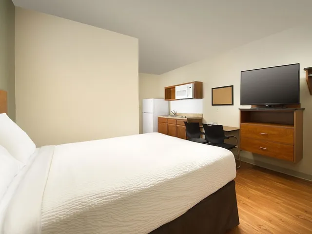 غرفة بسرير كوين بمطبخ، Studio 6 Extended Stay El Paso East TX 4/10