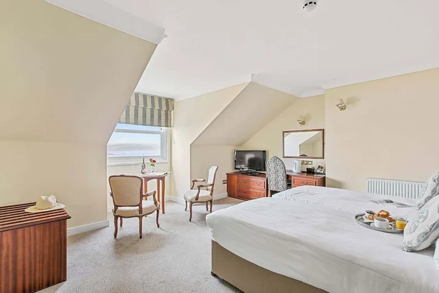 غرفة بسريرين منفصلين بإطلالة على البحر، Royal Beacon Hotel 2/3