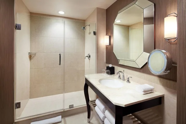 غرفة بسرير كينج في طابق مرتفع، SHERATON MCKINNEY HOTEL 5/9