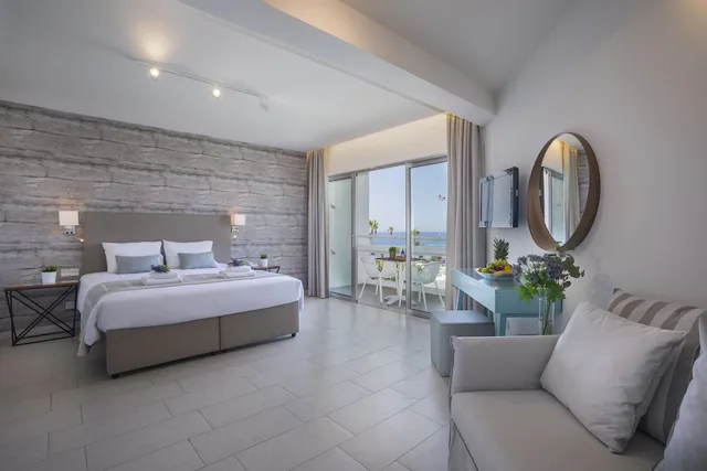 غرفة سوبيريور بسرير مزدوج بإطلالة على البحر، Leonardo Plaza Cypria Maris Beach Hotel And Spa - Adults Only 1/3