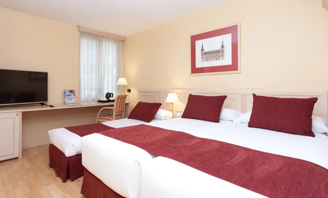 غرفة قياسية ثلاثية بثلاثة أسرّة، Luze Castellana Hotel 4/9