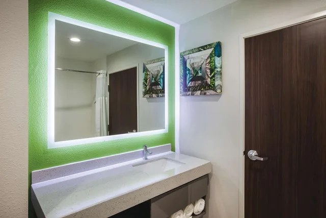 غرفة بسرير كينج، La Quinta Inn Suites By Wyndham Owasso 6/7