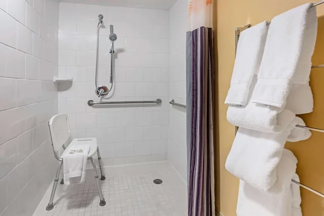 غرفة بسرير كينج بحوض استحمام لذوي الإعاقة، La Quinta Inn Suites By Wyndham West Palm Beach Airport 4/5