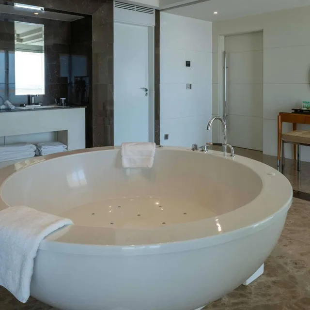 جناح ملكي، Movenpick Hotel Beirut 3/8