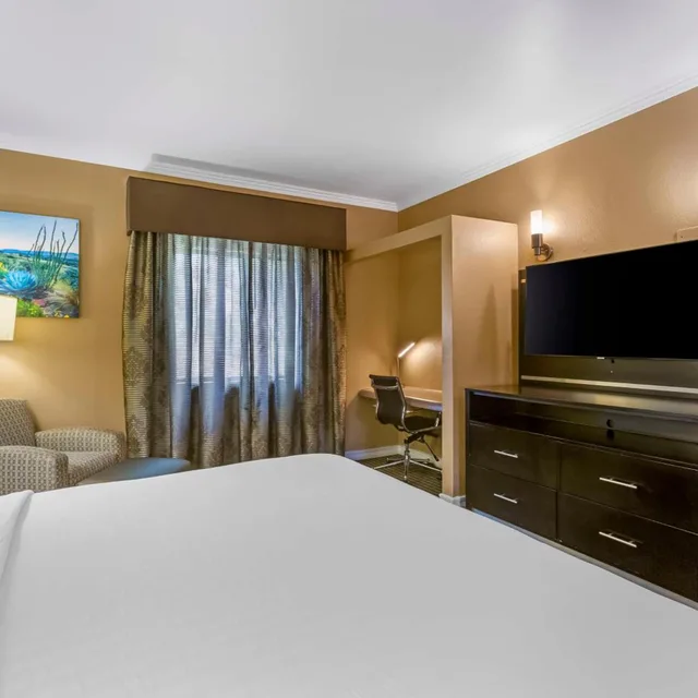 جناح جونيور، Royal Sun Inn & Suites 1/5