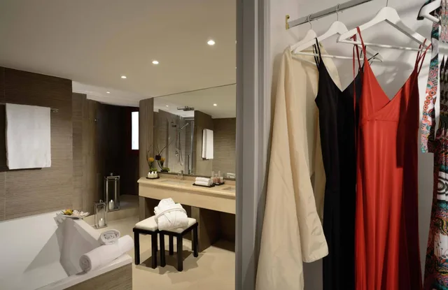 جناح بسرير كوين مع أريكة، Colonna Palace Hotel 3/5