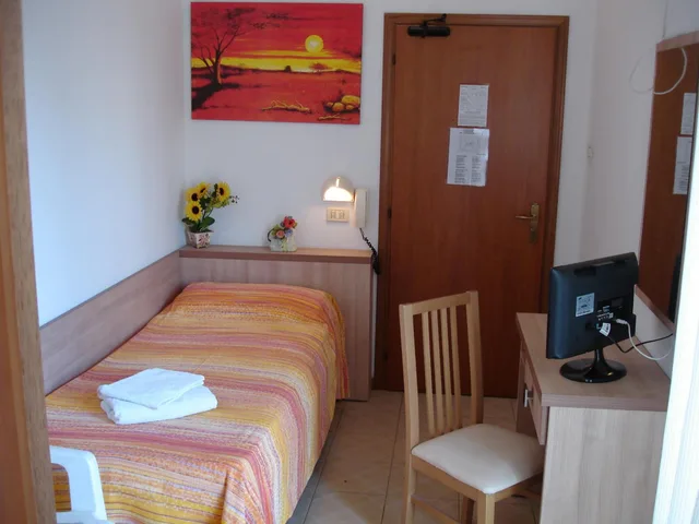Room, Single, Hotel Madrid 2/10