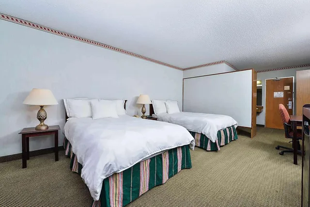 غرفة بسريرين مزدوجين، Travelodge by Wyndham Cleveland Airport 2/2