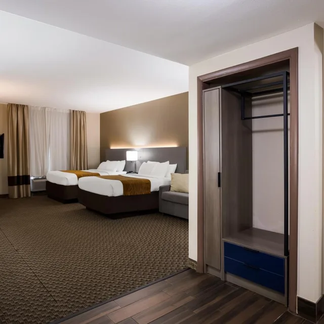 جناح بسريرين كوين بحوض جاكوزي، Comfort Inn & Suites Midway - Tallahassee West 1/7