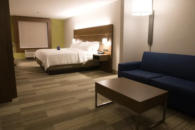 Standard, Double Bed, Holiday Inn Express Hotel And Suites Douglas 9/10